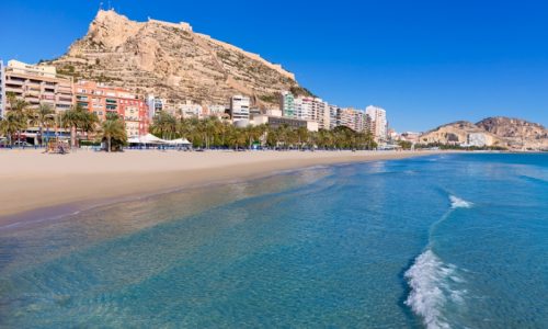 Playa del Postiguet en Alicante, con el castillo Santa Barbara de fondo