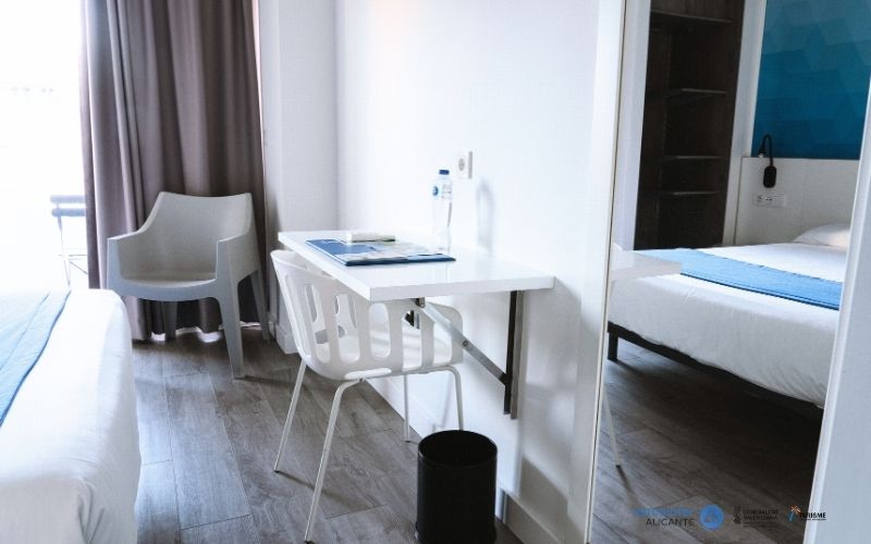 habitación individual - 800500 Fotos web - estudiotel - 2025 -silla