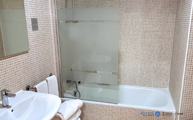BAJA- 800500 Fotos web - estudiotel - 2025 - pet friendly - baño
